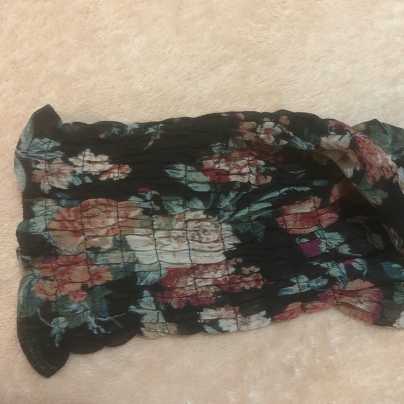 EXPRESS Black Boho Floral Top. Small Black w foral print NWT - Picture 7 of 10